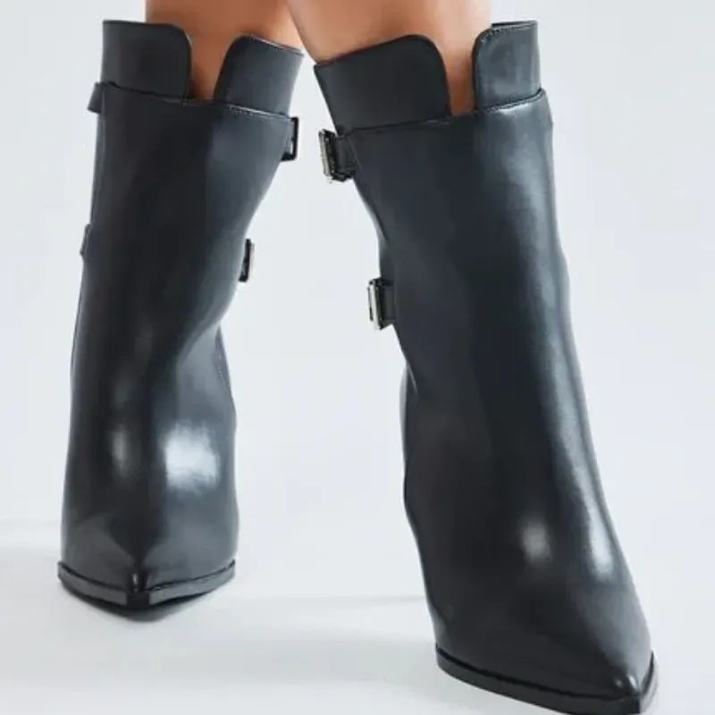 Botas negras de tacón puntifinas