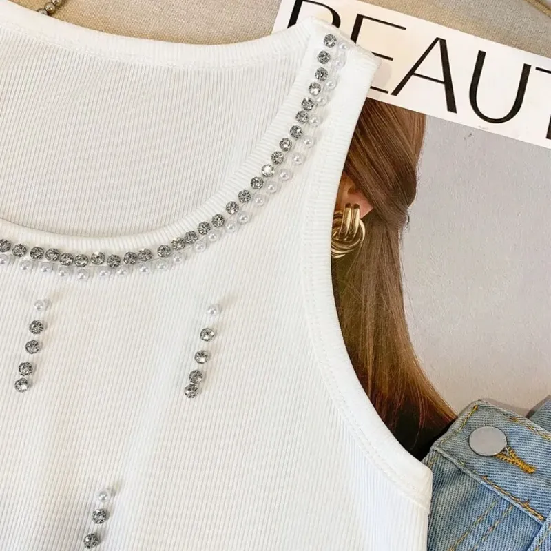 Camiseta blanca con detalles de piedras brillantes