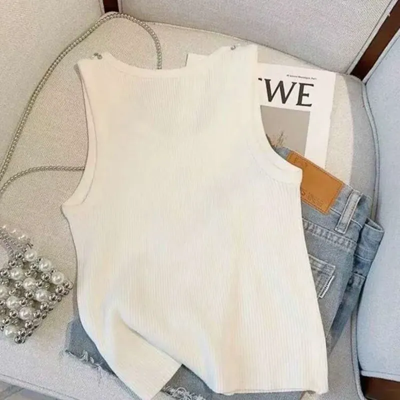 Camiseta blanca con detalles de piedras brillantes