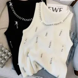 Camiseta blanca con detalles de piedras brillantes