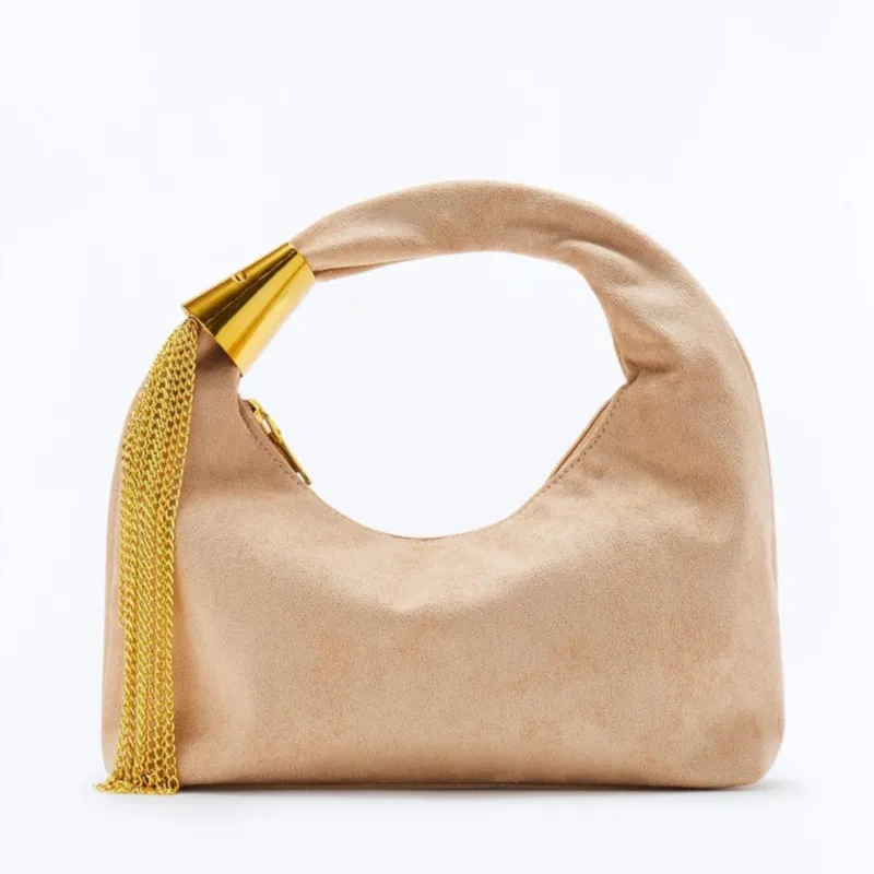 Cartera con detalle dorado