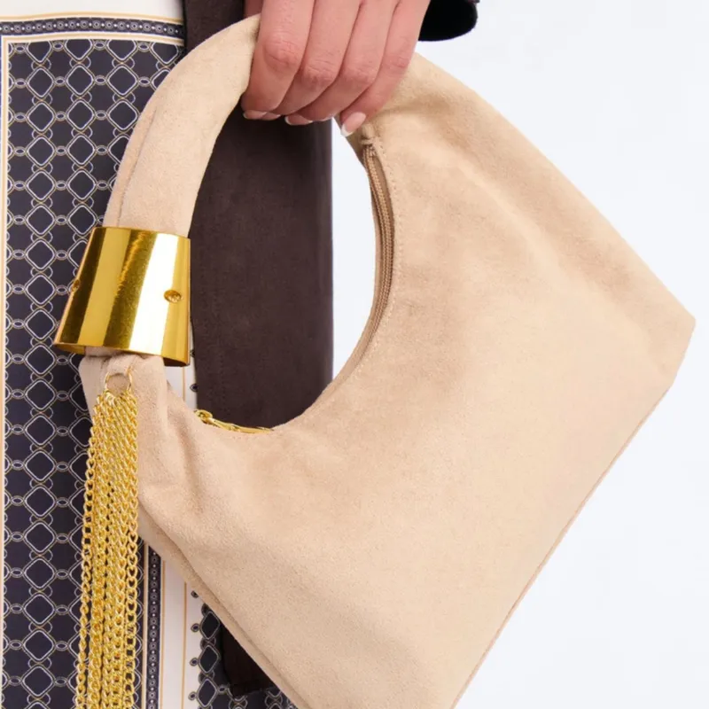 Cartera con detalle dorado