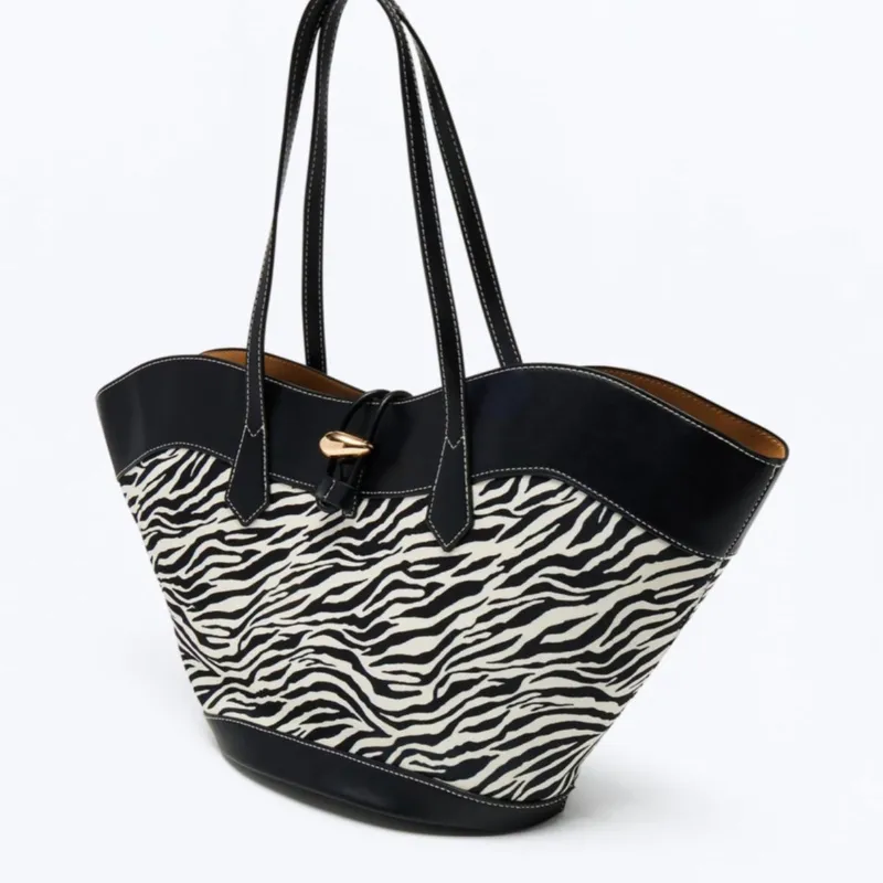 Cartera grande con estampado de cebra