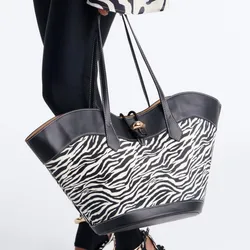 Cartera grande con estampado de cebra