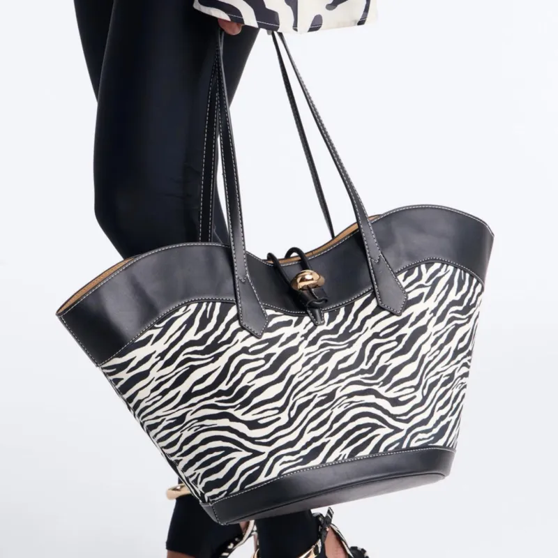 Cartera grande con estampado de cebra