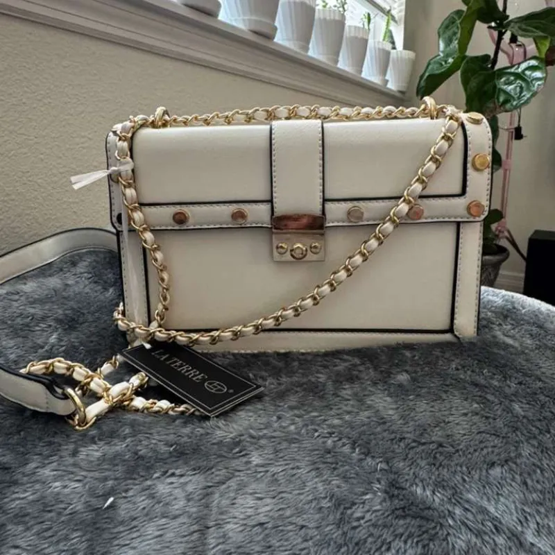 Cartera modelo sobre blanca