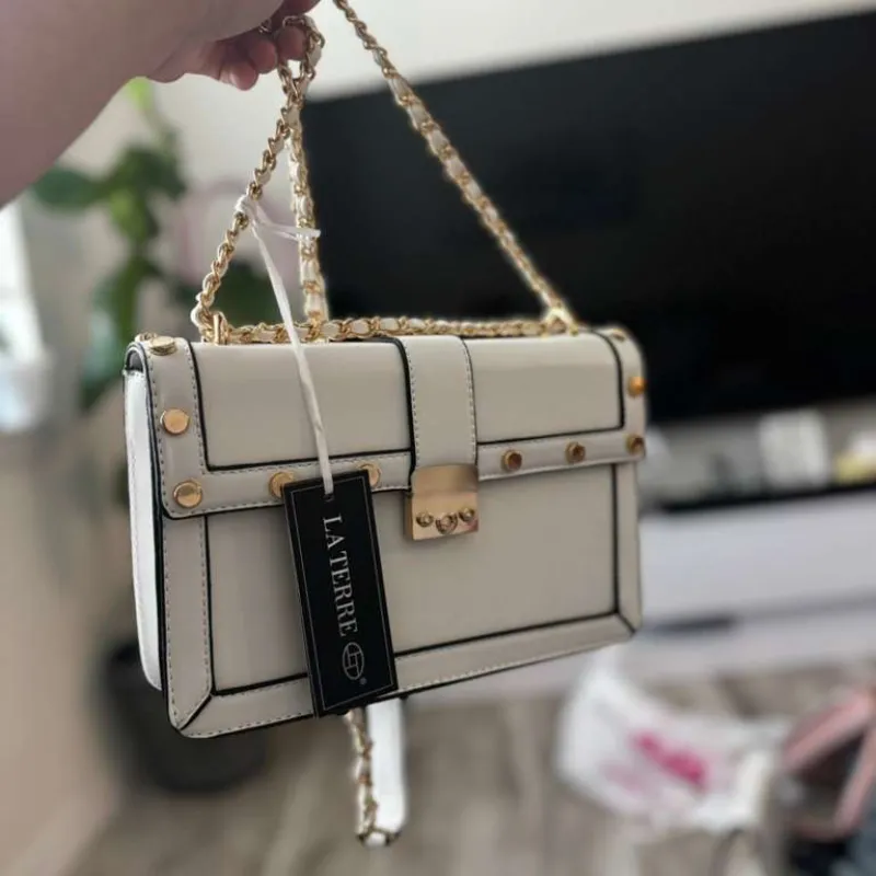 Cartera modelo sobre blanca