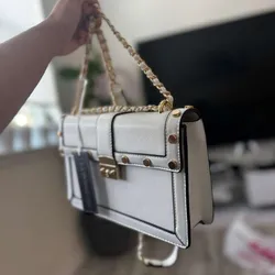 Cartera modelo sobre blanca