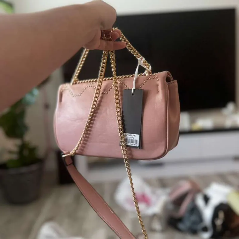 Cartera modelo sobre rosa