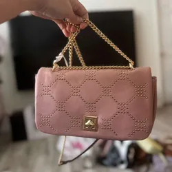 Cartera modelo sobre rosa