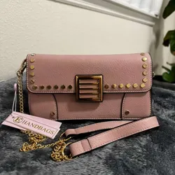 Cartera modelo sobre rosa