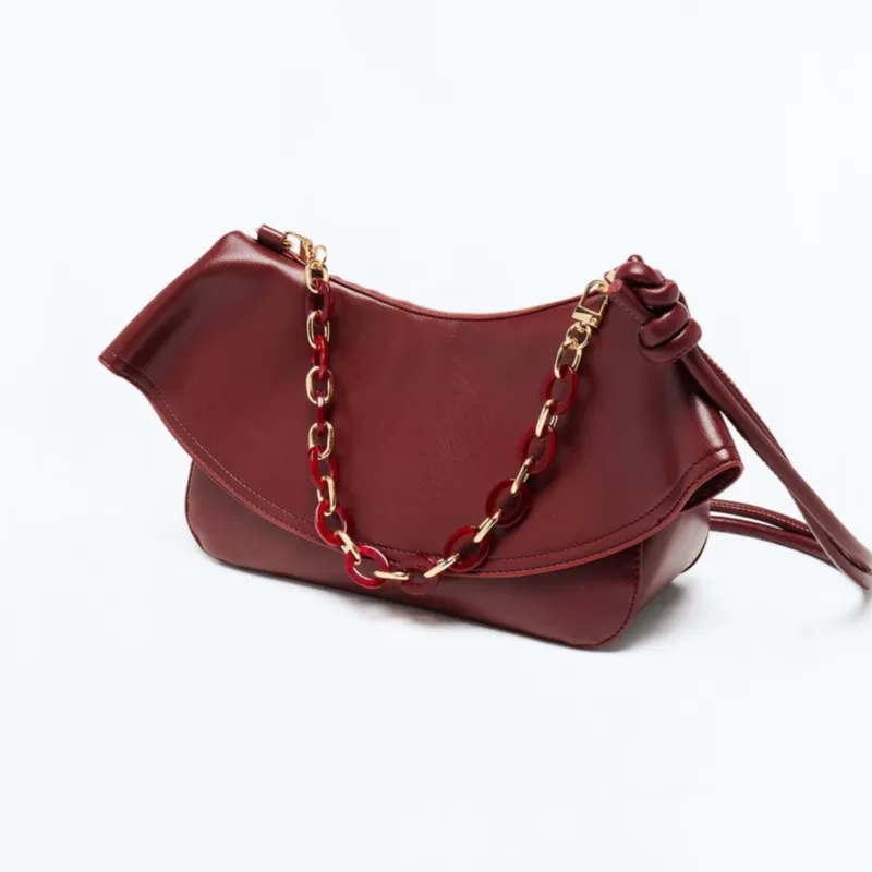 Cartera roja con cadena