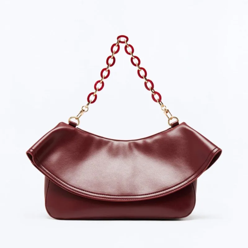 Cartera roja con cadena