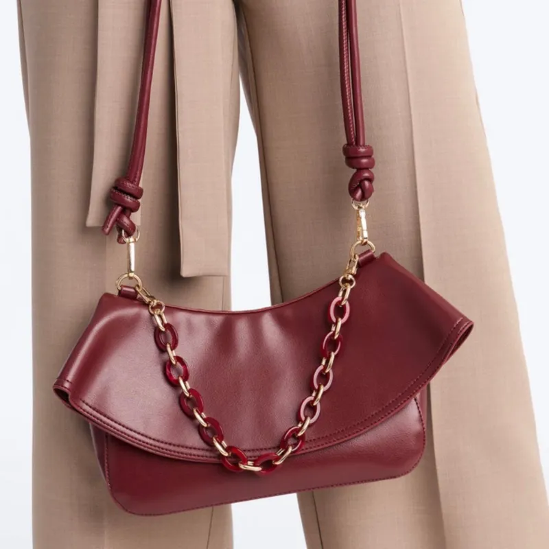 Cartera roja con cadena