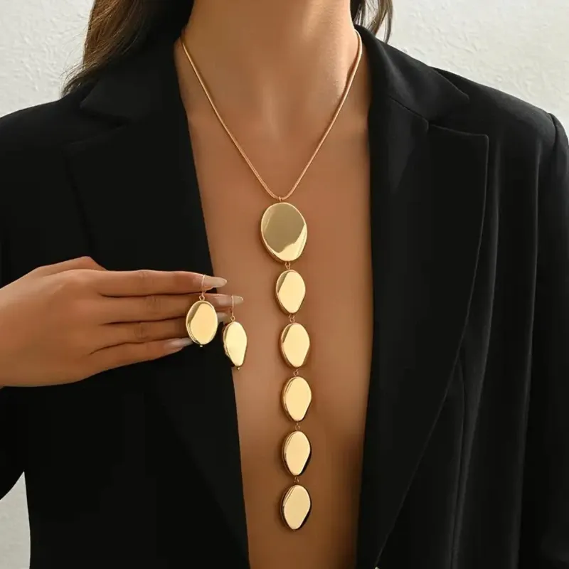 Collar y aretes dorados