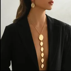Collar y aretes dorados