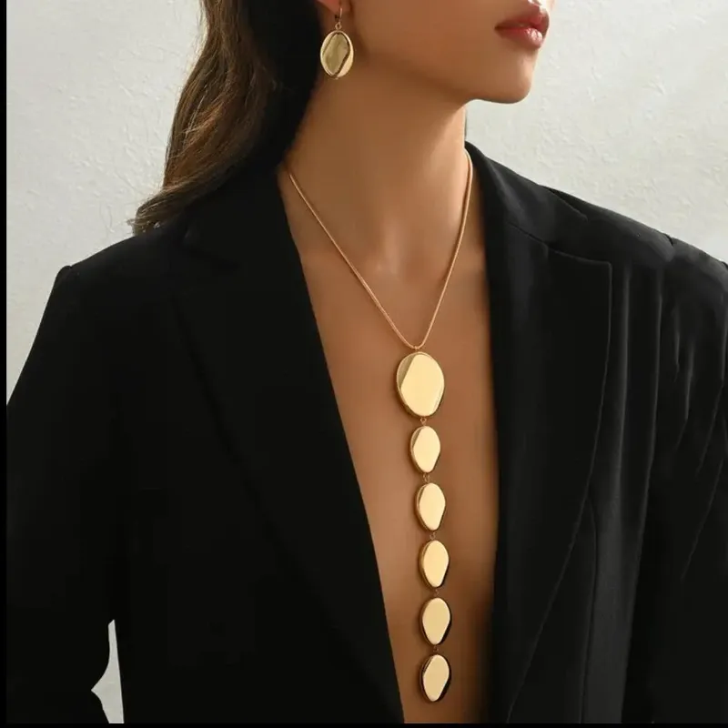 Collar y aretes dorados