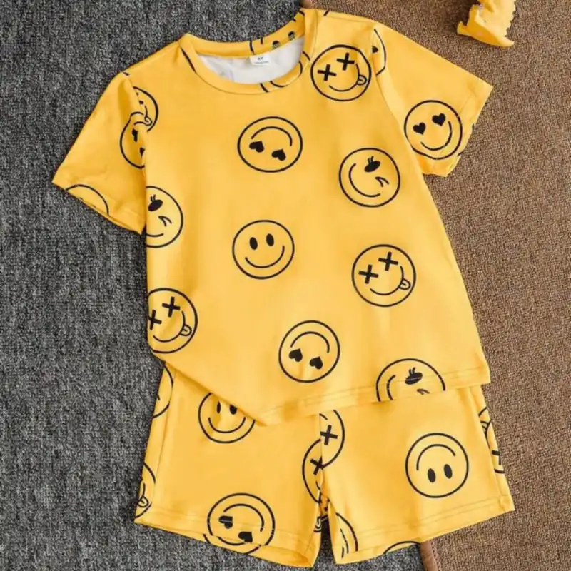 Conjunto amarillo de niño