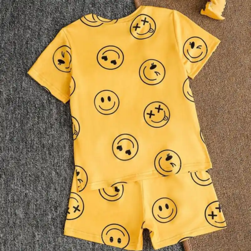 Conjunto amarillo de niño