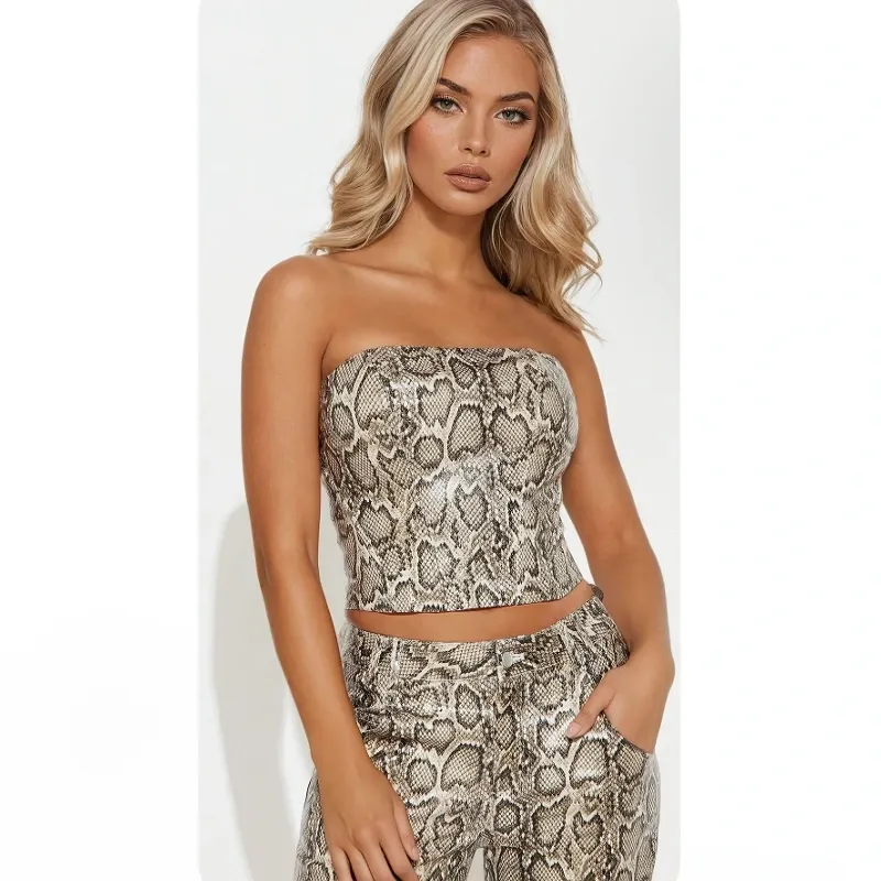 Conjunto con estampado de piel de serpiente