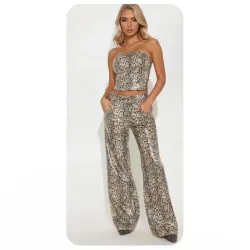 Conjunto con estampado de piel de serpiente