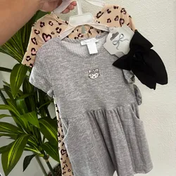 Conjunto de 2 vestidos y lazo