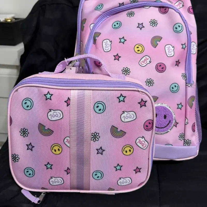 Conjunto de mochila y lunchera morado