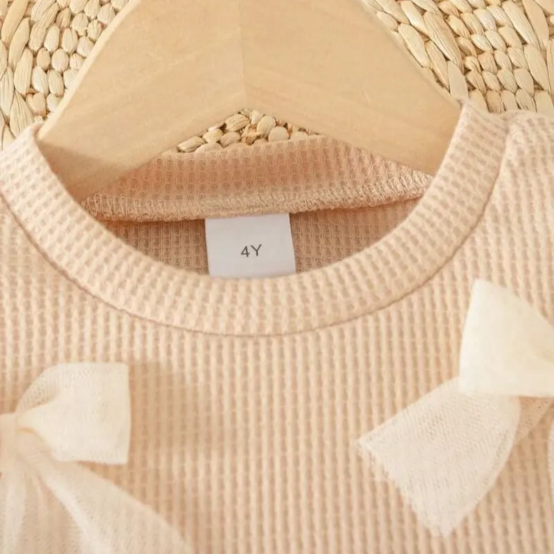 Conjunto de pullover y falda de niña