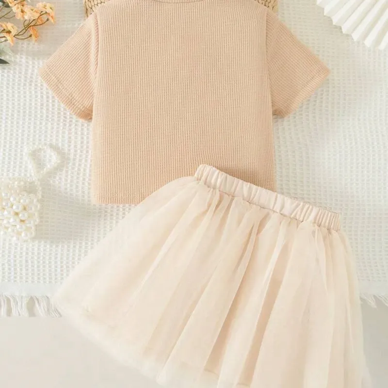 Conjunto de pullover y falda de niña