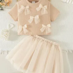 Conjunto de pullover y falda de niña