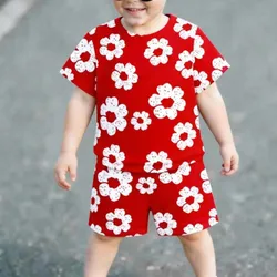 Conjunto rojo de flores blancas