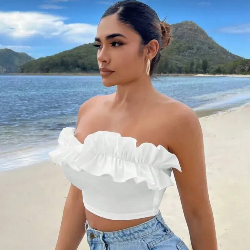 Crop top blanco con escote de volantes