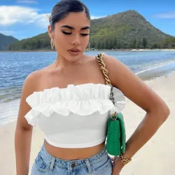 Crop top blanco con escote de volantes