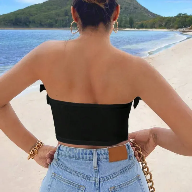 Crop top negro con escote de volantes