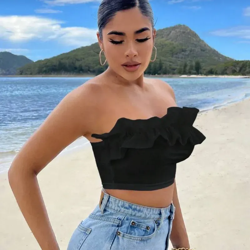 Crop top negro con escote de volantes