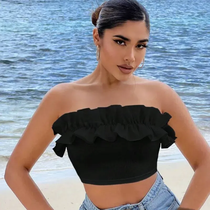 Crop top negro con escote de volantes