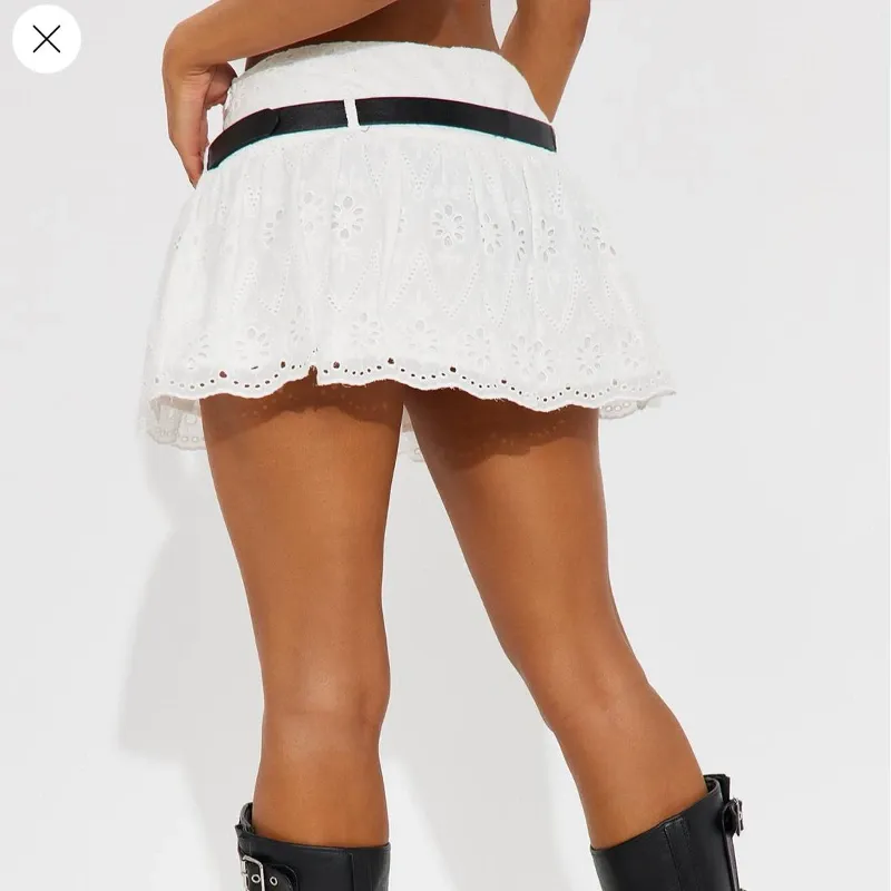 Falda blanca con cinto