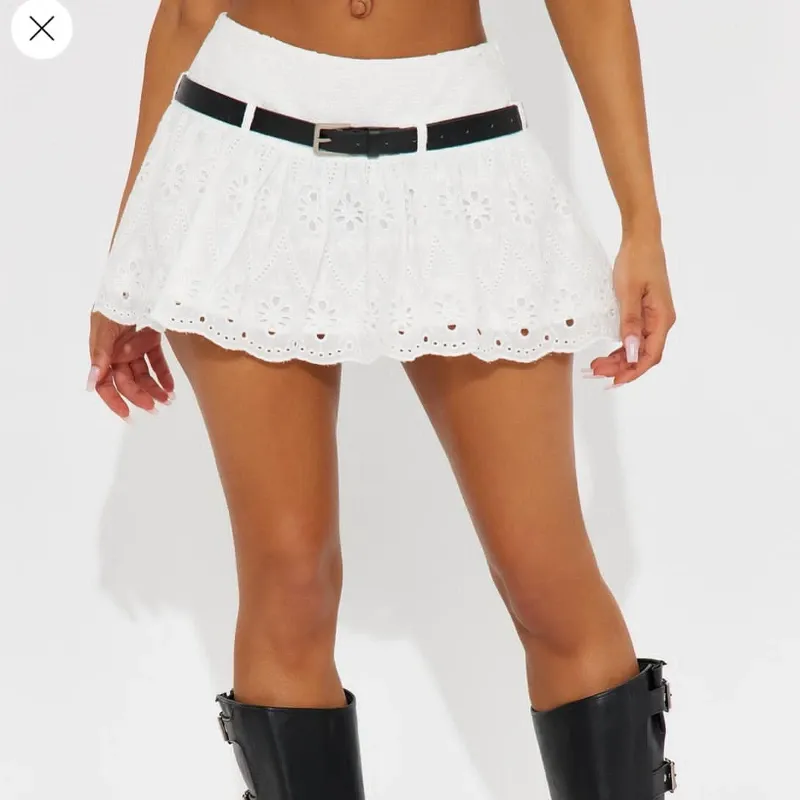 Falda blanca con cinto