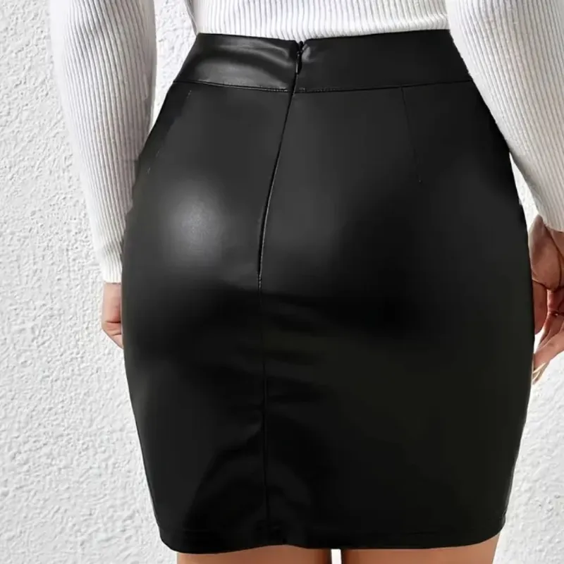 Falda negra ajustada al cuerpo