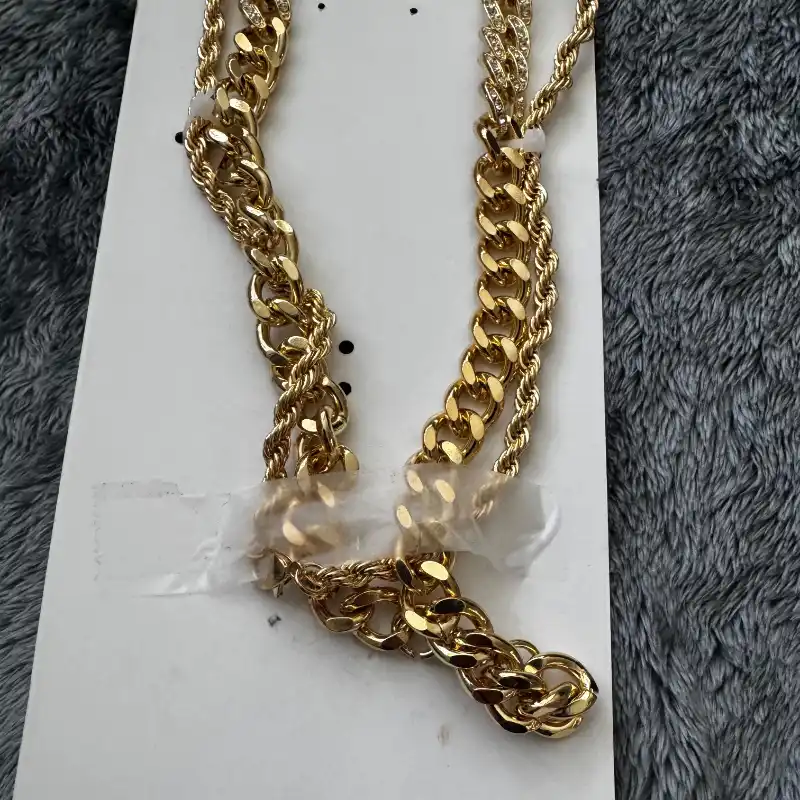 Juego de cadenas con dije de calavera 