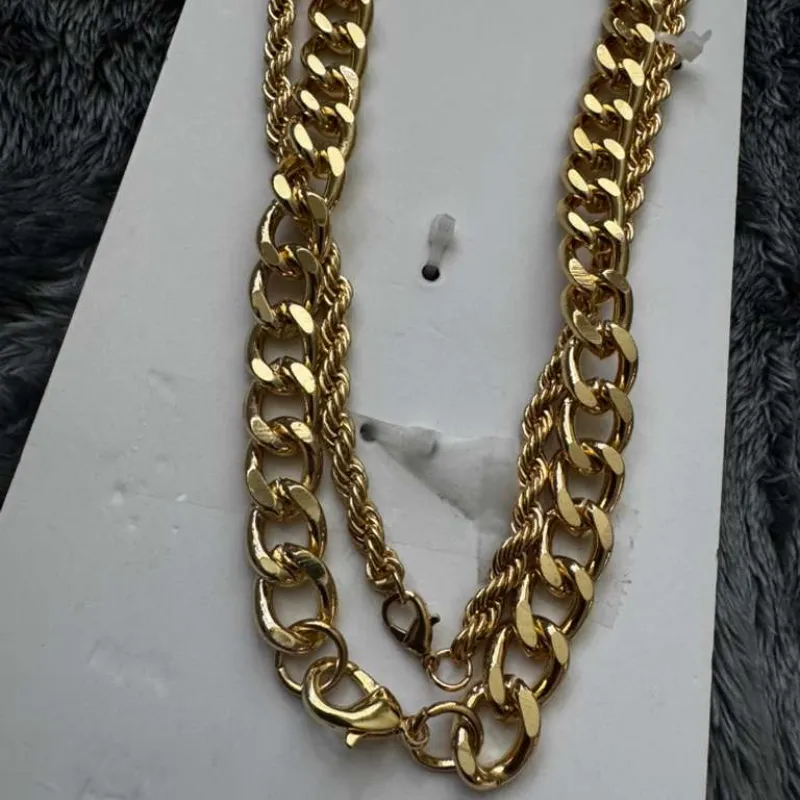 Juego de cadenas con dije de león y aretes