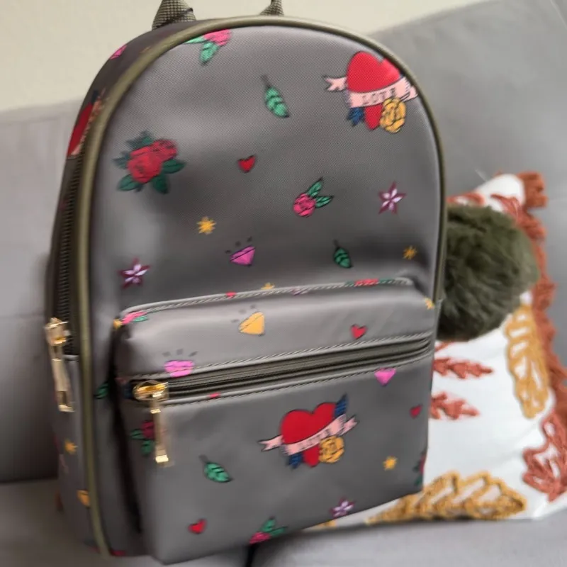 Mochila con estampado de corazones
