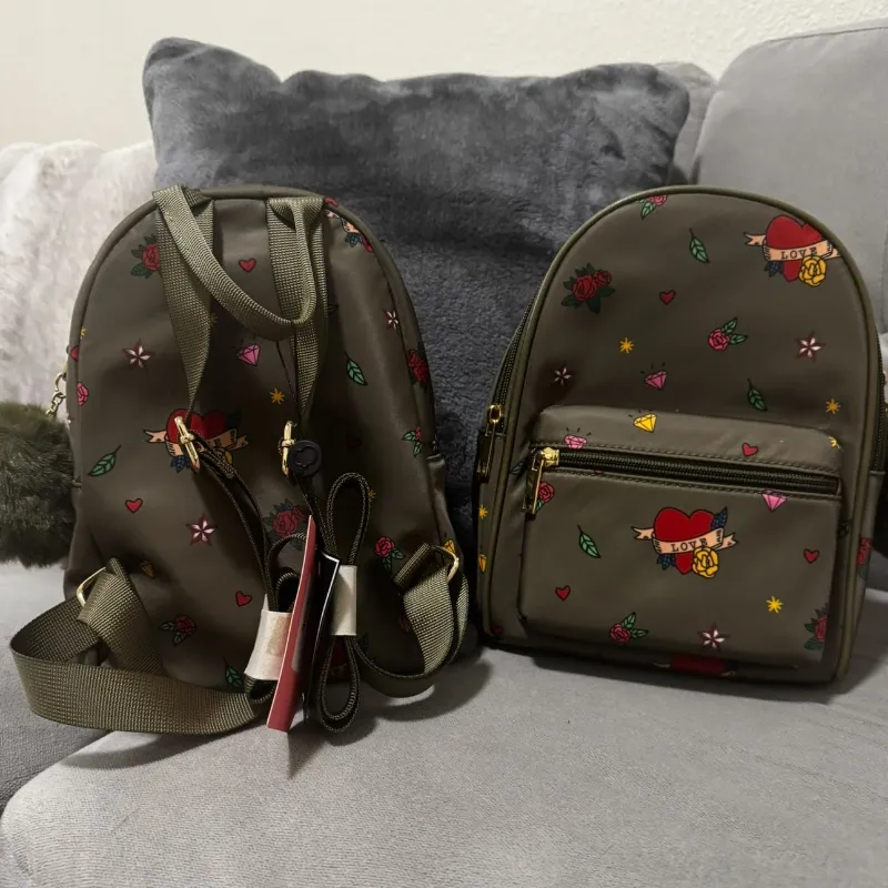 Mochila con estampado de corazones