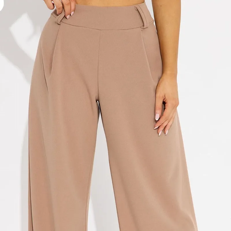 Pantalón beige elegante