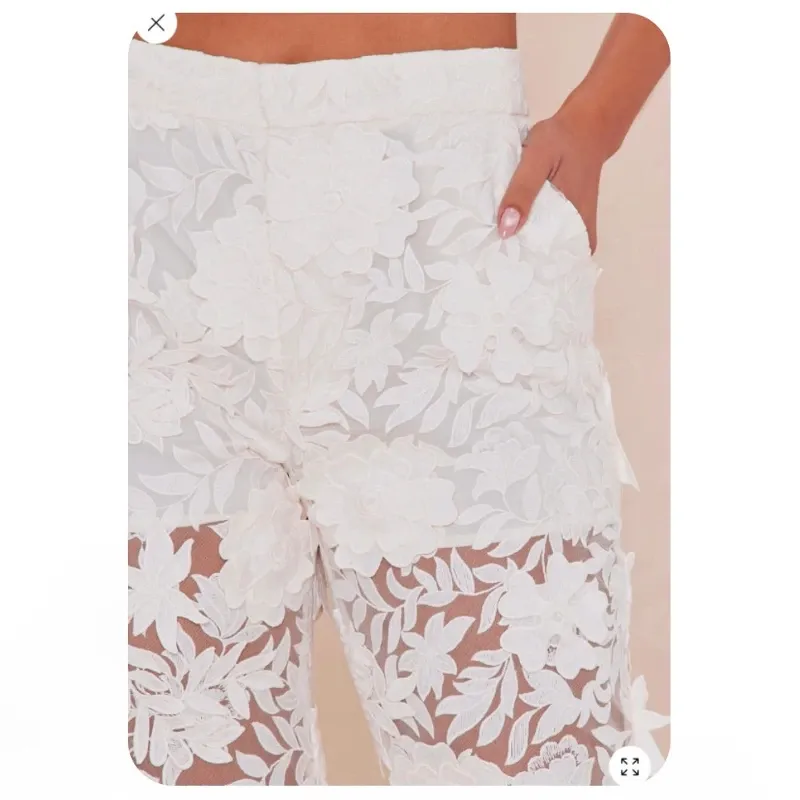 Pantalón con diseño de flores