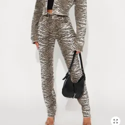 Pantalón con estampado de cebra