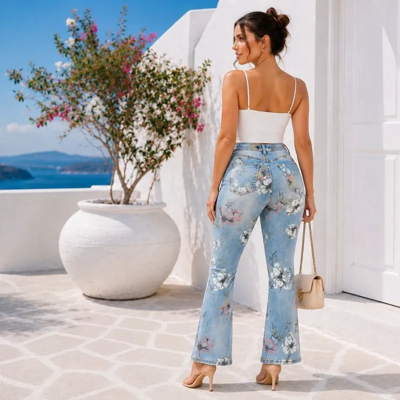 Pantalón de mezclilla con diseño floral