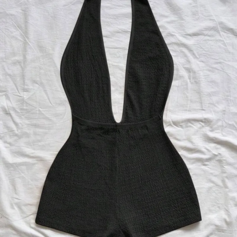 Romper negro con espalda afuera