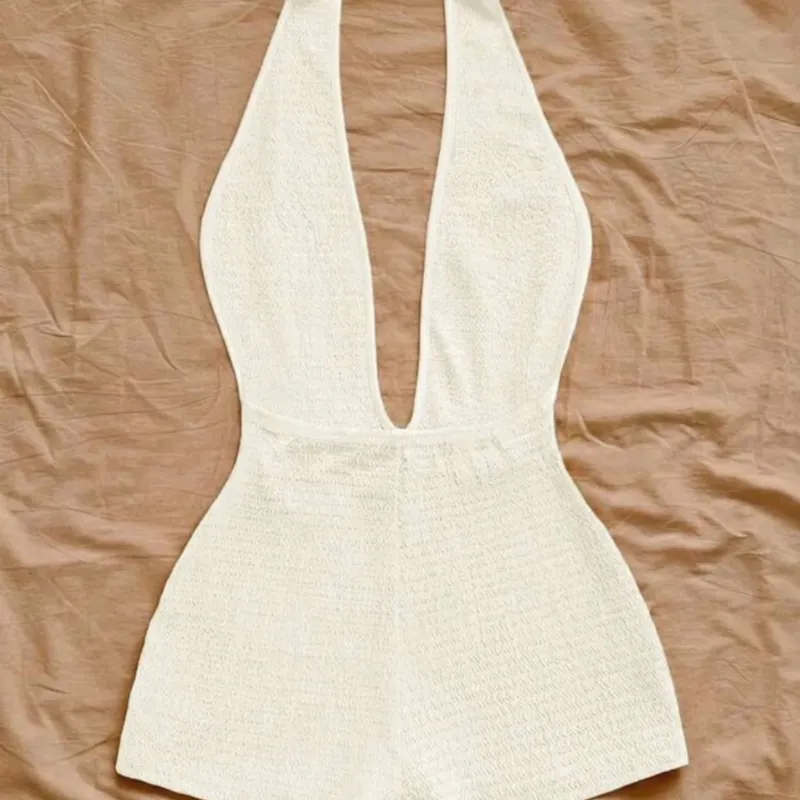 Romper blanco con la espalda afuera