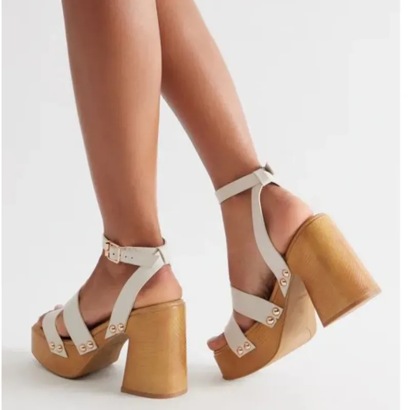 Sandalias blancas de tacón cuadrado